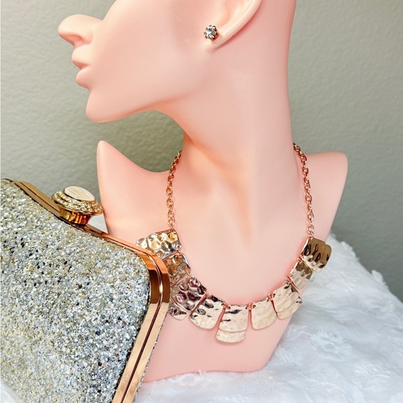 ⚜️ Elegant Gold Hammered Necklace - Picture 6 of 6